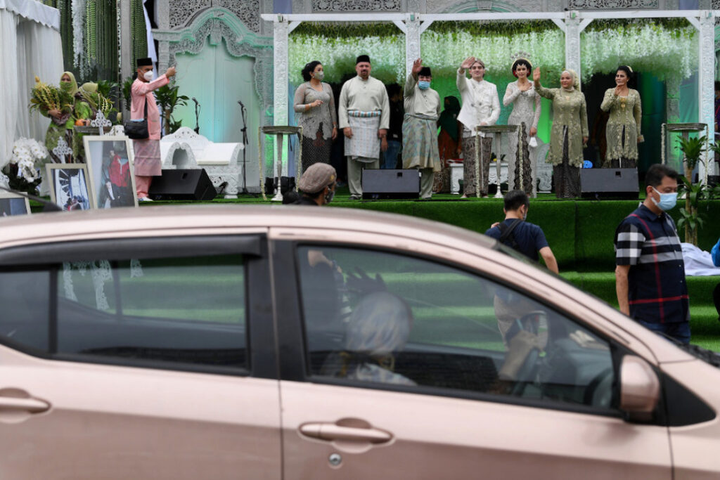 politician malaysia wedding ceremony drive thru 2