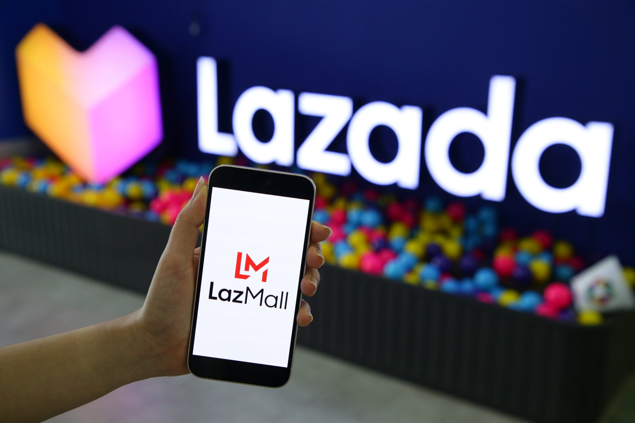 Lazmall, Lazada
